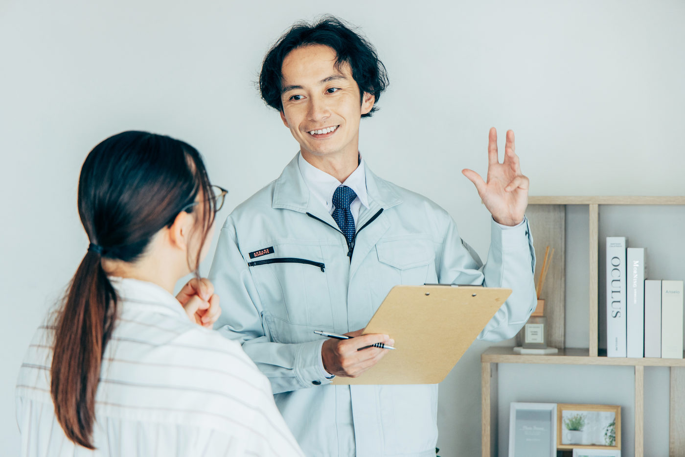 笑顔でお客様に説明するスタッフ